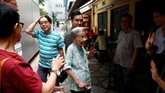 Leong khawatir takkan ada yang mewarisi bisnis yang sudah dibangunnya selama bertahun-tahun. Katanya, tidak seorang pun dari anaknya yang mau melanjutkan usaha itu. (REUTERS/Edgar Su)