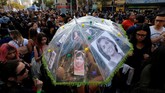 Para pria menyatukan langkah untuk membela perempuan di tengah isu-isu ketidaksetaraan di negara masing-masing, seperti perbedaan upah berdasarkan jenis kelamin hingga hak aborsi. (Reuters/Rodrigo Garrido)