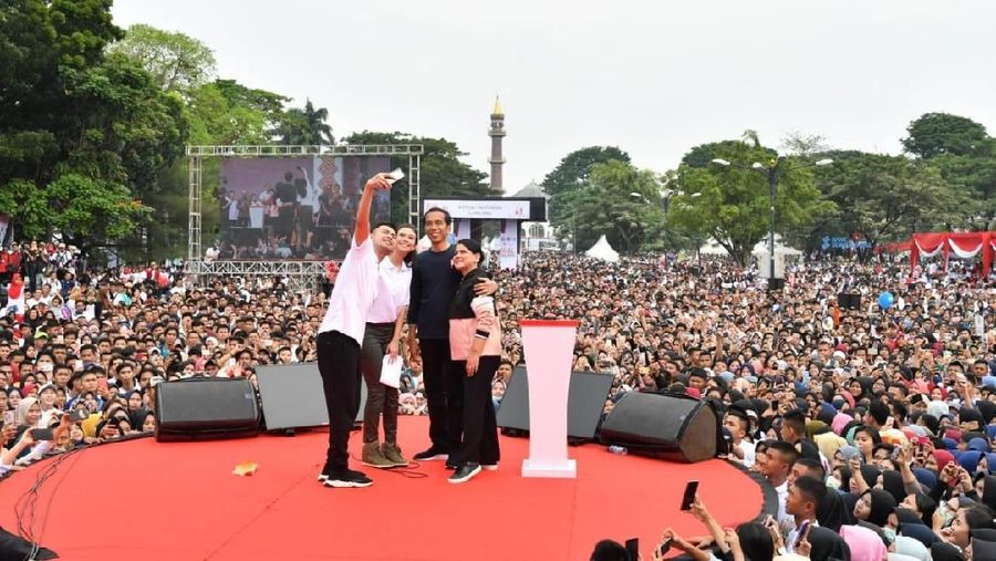 Calon presiden nomor urut 01 Joko Widodo (Jokowi) menghadiri Festival Satu Indonesia di Istora Senayan, Jakarta, Minggu (10/3/2019) malam.