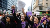 Sementara itu, di beberapa belahan dunia, kehadiran polisi mengganggu tujuan damai aksi di hari perempuan tersebut. (Reuters/Andres Stapff)