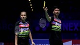 Ganda campuran Indonesia Praveen Jordan/Melati Daeva Oktaviani gagal melewati adangan Zheng Siwei/Huang Yaqiong yang merupakan unggulan pertama. Praveen/Melati kalah 13-21 22-20 21-13 dengan durasi 53 menit. (Huang Action Images via Reuters/Andrew Boyers)