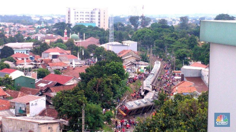 KRL Commuter Line dengan nomor KA 1722 relasi Jatinegara - Bogor anjlok pada Minggu (10/3/2019).