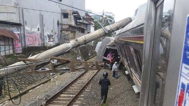 KRL Jakarta-Bogor Terguling, Evakuasi Sedang Dilakukan