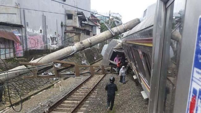 KRL Anjlok, Ratusan Penumpang Telantar di Stasiun Cilebut