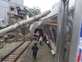 KRL Anjlok, Ratusan Penumpang Telantar di Stasiun Cilebut