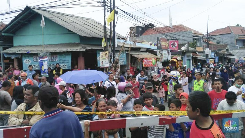KRL Commuter Line dengan nomor KA 1722 relasi Jatinegara - Bogor anjlok pada Minggu (10/3/2019).