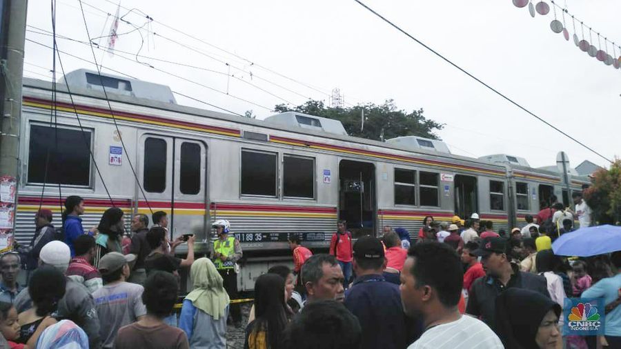 KRL Commuter Line Jakarta Kota-Bogor Terguling di Kebon Pedes. (CNBC Indonesia/Muhammad Sabki)