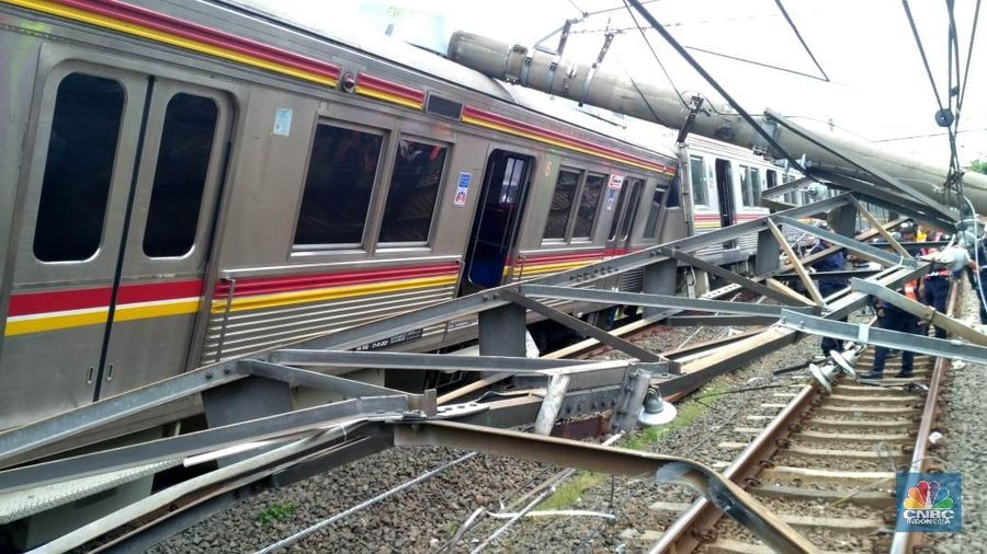 KRL Commuter Line dengan nomor KA 1722 relasi Jatinegara - Bogor anjlok pada Minggu (10/3/2019).