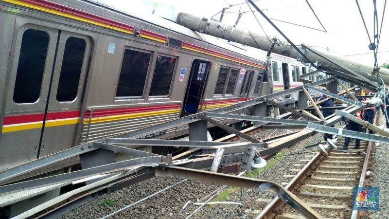 KRL Commuter Line dengan nomor KA 1722 relasi Jatinegara - Bogor anjlok pada Minggu (10/3/2019).