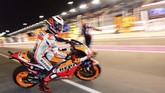 Pebalap Repsol Honda Jorge Lorenzo akan start dari posisi ke-15 dalam balapan di MotoGP Qatar. Meski sempat mengalami kecelakaan merasakan sakit di bagian pergelangan tangan, namun Lorenzo tetap mencatatkan waktu putaran terbaik 1 menit 54,563 detik di kualifikasi. (Photo by GIUSEPPE CACACE / AFP)