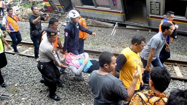 Kemhub Pakai Crane dari Cirebon Evakuasi KRL Jakarta-Bogor Kemhub Pakai Crane dari Cirebon Evakuasi KRL Jakarta-Bogor