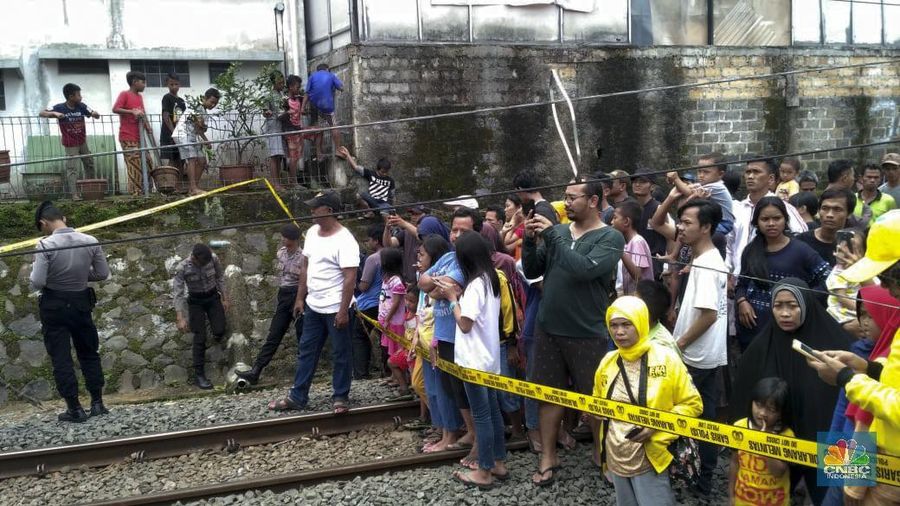 KRL Commuter Line dengan nomor KA 1722 relasi Jatinegara - Bogor anjlok pada Minggu (10/3/2019).