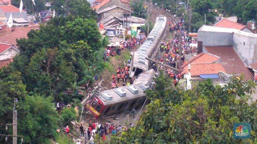 KRL Commuter Line dengan nomor KA 1722 relasi Jatinegara - Bogor anjlok pada Minggu (10/3/2019).