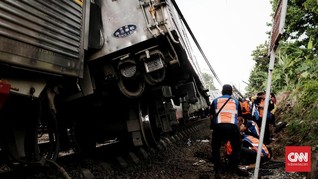 Warganet Doakan Penumpang KRL Anjlok di Kebon Pedes Selamat