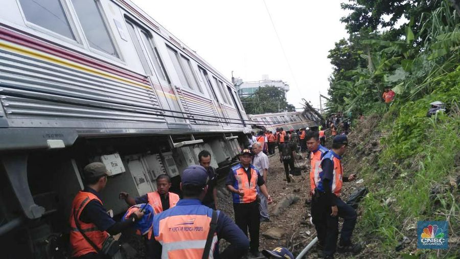 KRL Commuter Line dengan nomor KA 1722 relasi Jatinegara - Bogor anjlok pada Minggu (10/3/2019).