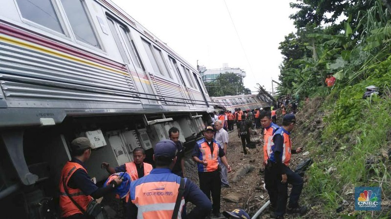 KRL Commuter Line dengan nomor KA 1722 relasi Jatinegara - Bogor anjlok pada Minggu (10/3/2019).
