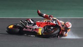 Rekan setim Lorenzo, Marc Marquez, mengalami kecelakaan di tikungan ke-14 pada latihan bebas ketiga. Meski begitu Marquez tetap jadi yang tercepat di FP3 dan menyelesaikan kualifikasi di posisi ketiga dengan catatan waktu 1 menit 53,745 detik. (Photo by KARIM JAAFAR / AFP)