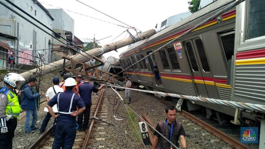 KRL Commuter Line dengan nomor KA 1722 relasi Jatinegara - Bogor anjlok pada Minggu (10/3/2019).
