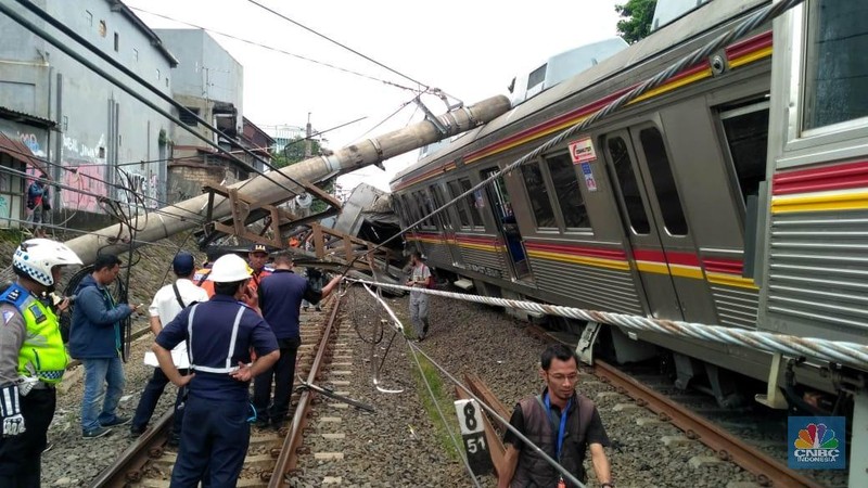 KRL Commuter Line dengan nomor KA 1722 relasi Jatinegara - Bogor anjlok pada Minggu (10/3/2019).