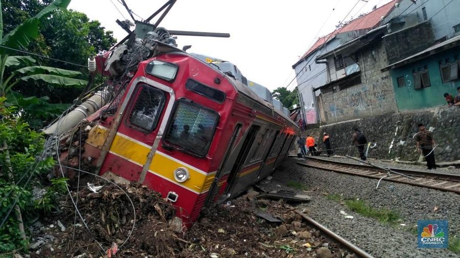 Kereta Commuter Jabodetabek KA 1722 rute Jatinegara-Bogor mengalami anjlok antara Stasiun Cilebut-Bogor pada Minggu.