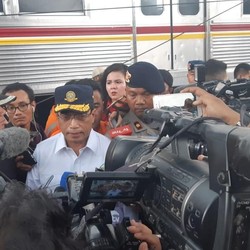 KRL Anjlok, Menhub Desak Evakuasi Gerbong Selesai Malam Ini