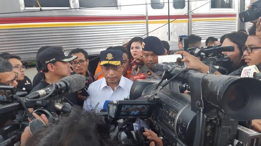 Maskapai penerbangan harus segera menurunkan harga tiket pesawat.