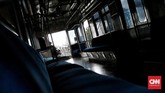 Petugas masih menyelidiki penyebab KRL anjlok yang turut tertimpa tiang listrik tersebut. (CNN Indonesia/Andry Novelino)