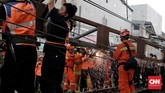 Kementerian Perhubungan dan PT KCI mengimbau kepada masyarakat yang ingin bepergian menggunakan KRL untuk memakai moda transportasi lainnya. (CNN Indonesia/Andry Novelino)