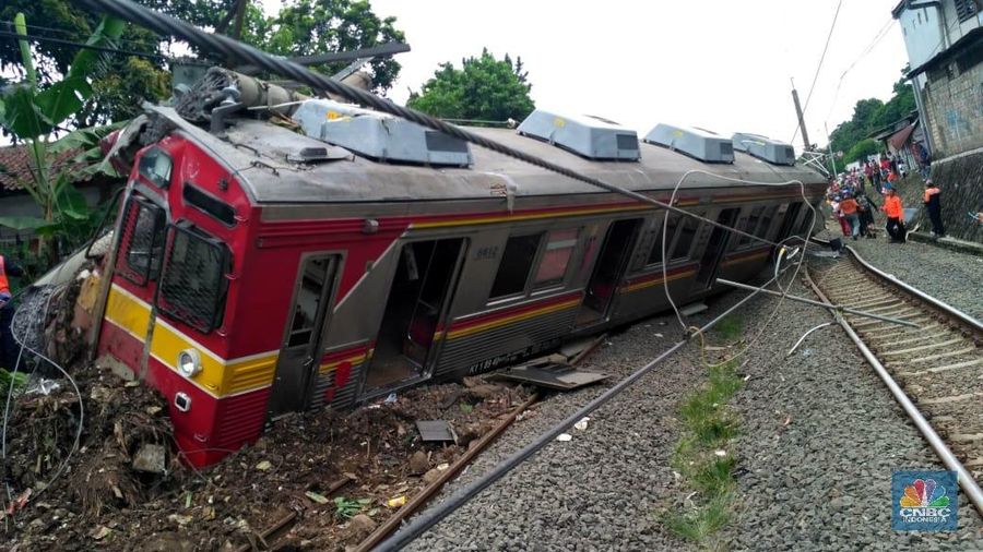 KRL Commuter Line dengan nomor KA 1722 relasi Jatinegara - Bogor anjlok pada Minggu (10/3/2019).