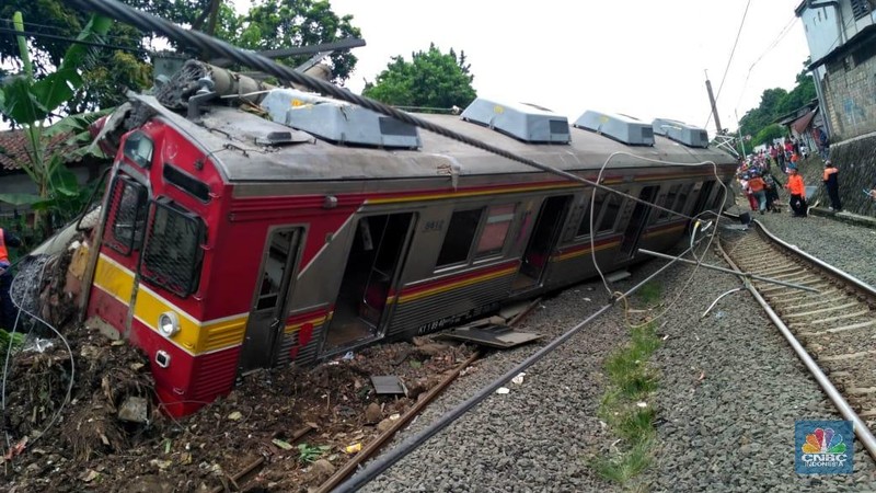 KRL Commuter Line dengan nomor KA 1722 relasi Jatinegara - Bogor anjlok pada Minggu (10/3/2019).