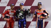Tiga posisi terdepan saat star MotoGP Qatar 2019 akan diisi pebalap dari tiga tim. Di urutan paling depan ada Maverick Vinales dari Yamaha (tengah), disusul Andrea Dovizioso dari Ducati (kiri), dan Marc Marquez dari Honda. (Photo by GIUSEPPE CACACE / AFP)