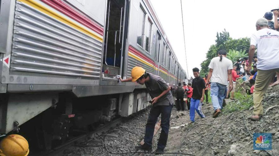 KRL Commuter Line dengan nomor KA 1722 relasi Jatinegara - Bogor anjlok pada Minggu (10/3/2019).