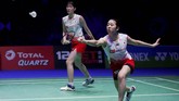 Ganda putri Jepang, Mayu Matsumoto/Wakana Nagahara mengalahkan rekan senegara mereka 21-11, 21-12 di babak semifinal dalam 53 menit. (Action Images via Reuters/Andrew Boyers)
