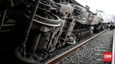 Direktur Keselamatan Perkeretaapian Ditjen Kereta Api Kemenhub Edy Nursalam menyatakan evakuasi masih menunggu alat berat yang didatangkan dari luar kota. (CNN Indonesia/Andry Novelino)