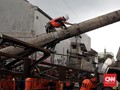 Petugas Terjepit Besi Runtuhan Tiang Saat Evakuasi KRL Anjlok