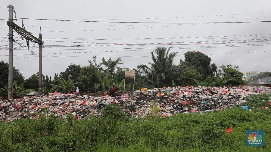 Tumpukan sampah tersebut menimbulkan aroma tak sedap bagi warga sekitar.