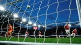 David De Gea tampak kecewa gawangnya kembali kebobolan, kali ini melalu penalti Pierre Emerick Aubameyang pada menit ke-69. (REUTERS/Eddie Keogh)