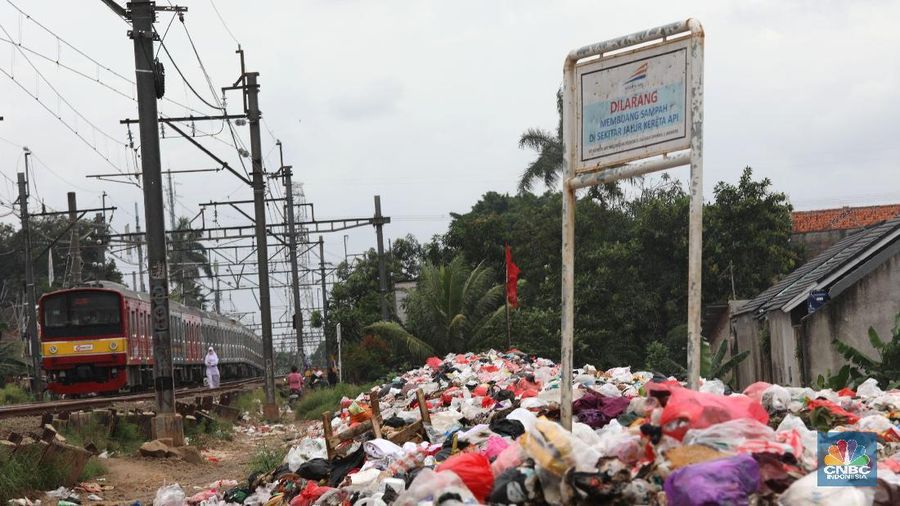 Tumpukan sampah tersebut menimbulkan aroma tak sedap bagi warga sekitar.