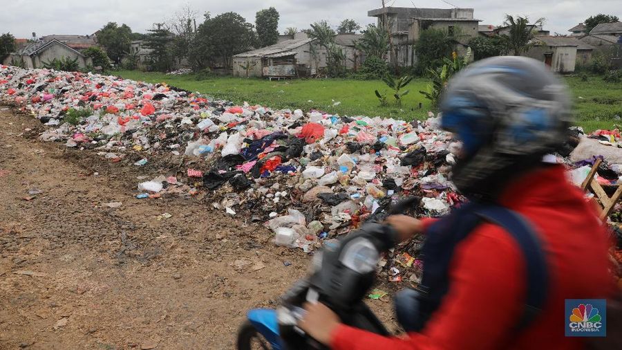 Tumpukan sampah tersebut menimbulkan aroma tak sedap bagi warga sekitar.