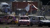 Sebelum kompetisi dimulai, lintasan yang juga digunakan untuk kompetisi motorcross, panitia membasahi lintasan terlebih dahulu untuk mengurangi dampak tumbukan. (REUTERS/Darrin Zammit Lupi)