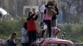 Subaru J10 milik Jessica Magro Butler mengalami kerusakan parah dan roda belakang berhenti berputar, namun kendaraan miliknya satu-satunya mobil yang terus berjalan sampai akhir acara. (REUTERS/Darrin Zammit Lupi)