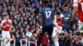 Gelandang Arsenal Granit Xhaka membobol gawang Setan Merah pada menit ke-12. Tendangannya yang mengarah ke gawang sebelah kanan tak mampu ditepus David De Gea. (Reuters/John Sibley)