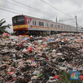 Jorok, Sampah Ratusan Meter Menumpuk di Pinggir Rel Kereta