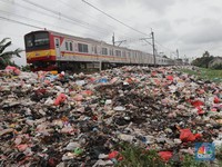 Jorok, Sampah Ratusan Meter Menumpuk di Pinggir Rel Kereta