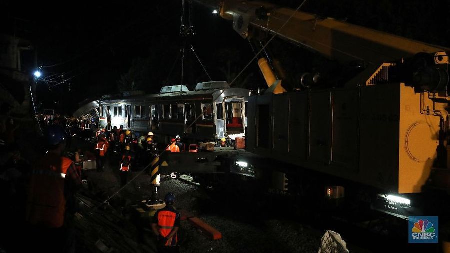 Kereta terakhir dapat dievakuasi melalui pengangkatan kembali ke rel pada pukul 01.50 WIB.