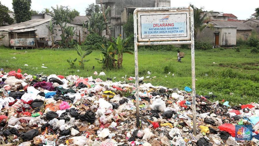 Tumpukan sampah tersebut menimbulkan aroma tak sedap bagi warga sekitar.