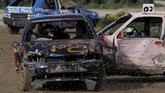 Hanya satu dari sepuluh mobil yang hancur masih dalam kondisi cukup baik dan bisa dikendarai sehingga berhasil memenangkan kejuaran yang digelar di Ta 'Qali, Malta, pada Minggu (10/3). (REUTERS/Darrin Zammit Lupi)