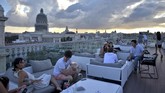 Tamu asyik kongko di bar atas atap Gran Manzana Hotel, Havana, Kuba. Sepanjang tahun lalu Kuba dikunjungi 4,7 juta turis. Kamar hotel tentu saja menjadi bisnis yang potensial di negara ini.