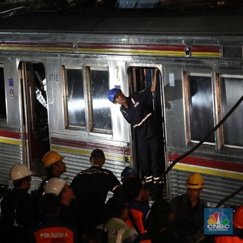 Mereka Berjibaku Mengevakuasi Gerbong KRL yang Anjlok