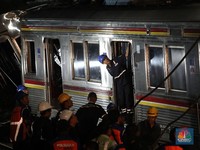 Mereka Berjibaku Mengevakuasi Gerbong KRL yang Anjlok